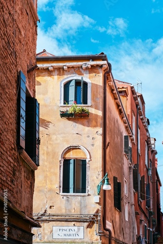 Fototapeta Naklejka Na Ścianę i Meble -  Cityscape and canals of Venice and colorful and old architecture of the city