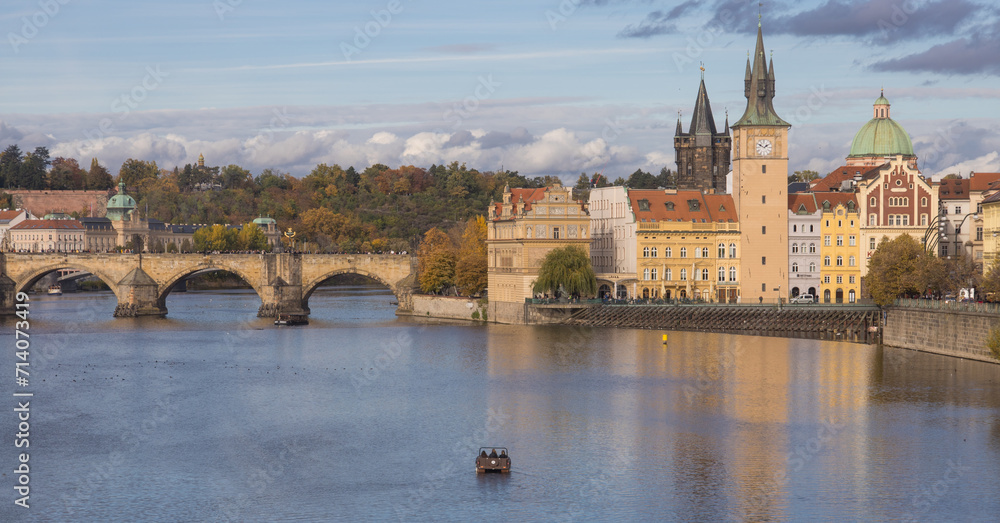 Naklejka premium Le pont Charles (tchèque : Karlův) est un pont qui relie la vieille ville de Prague (Staré Město en tchèque) au quartier de Malá Strana, au pied du château de Prague.