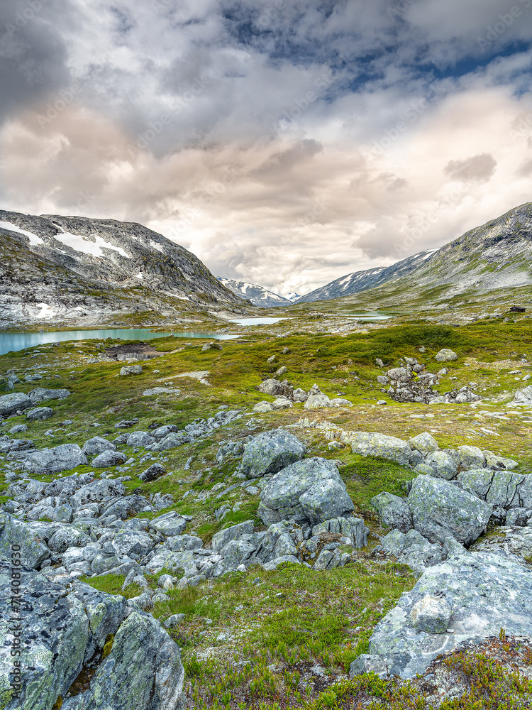 Türkiser Bergsee mit Spiegelung in Norwegen