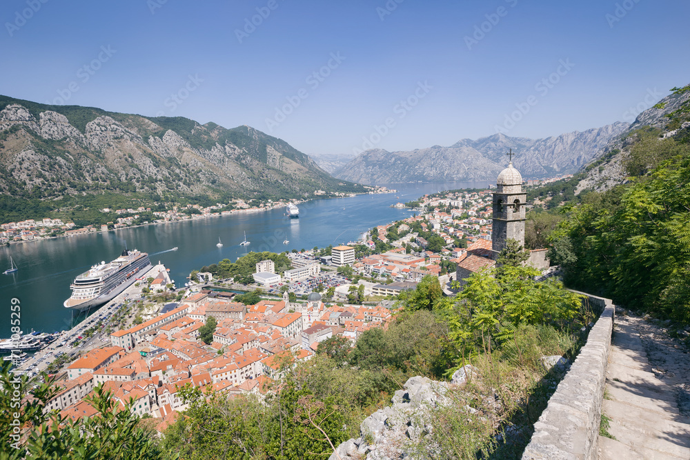 Kotor mit Blick auf die Altstadt und Adria