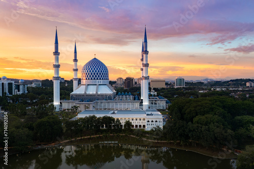 Tableau sur toile mosque with beautiful and orange sunset