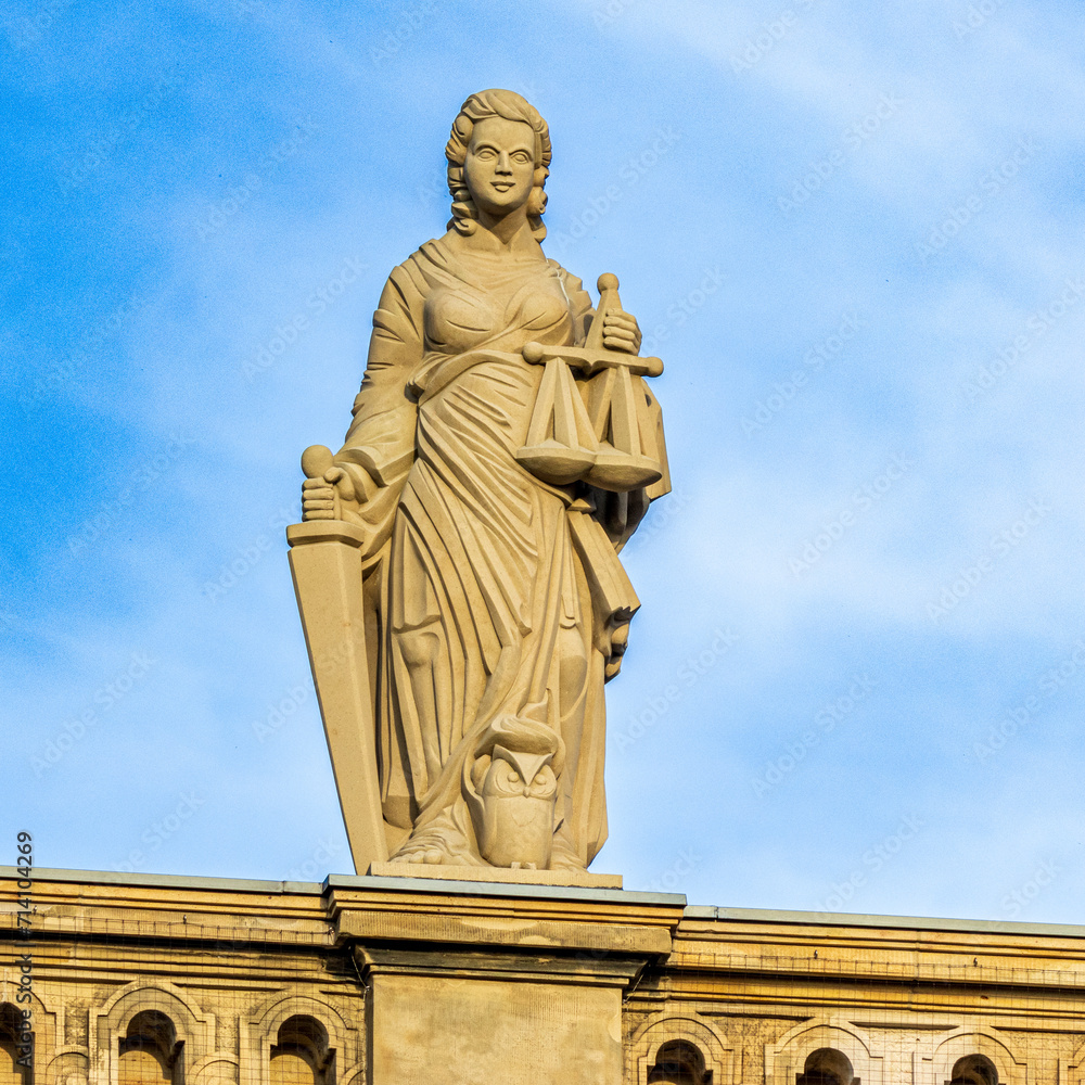 Fototapeta premium Eine Tugend der Beamten, die Gerechtigkeit. Sandsteinfigur auf dem Regierungspräsidium in Düsseldorf