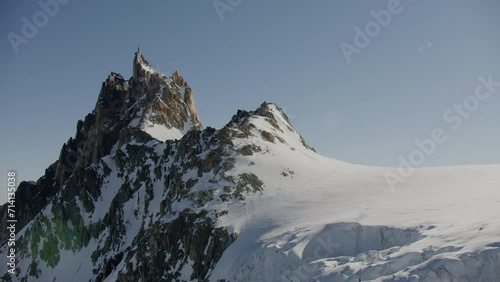 vue aérienne drone de l'Aiguille du Midi dans le massif du Mont Blanc avec ciel bleu et sommets enneigés