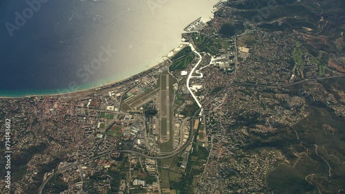 vue satellite large de Cannes et la partie ouest de la ville avec l'aéroport et les plages en bordure de Mandelieu la Napoule photo