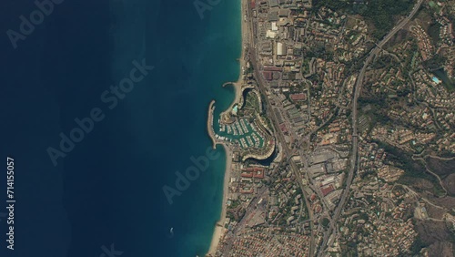 vue aérienne type satellite réel de Villeneuve Loubet et de son port au bord de la mer méditerranée en France, fichier vidéo en 4K photo