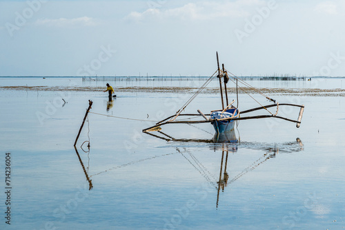 p  cheuse marchant derri  re son bateau aux philippines