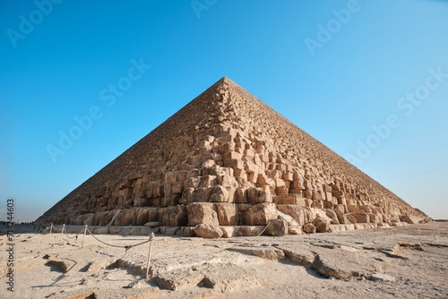Obraz na plátně Giza, Egypt - December 24 2023: The Great Pyramid Khufu (Pyramid of Cheops) is t