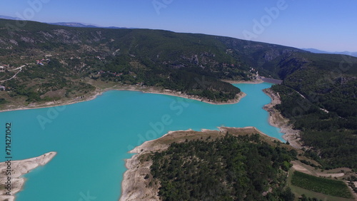 Wunderschönes türkises Wasser aufgestaut zu einem See 