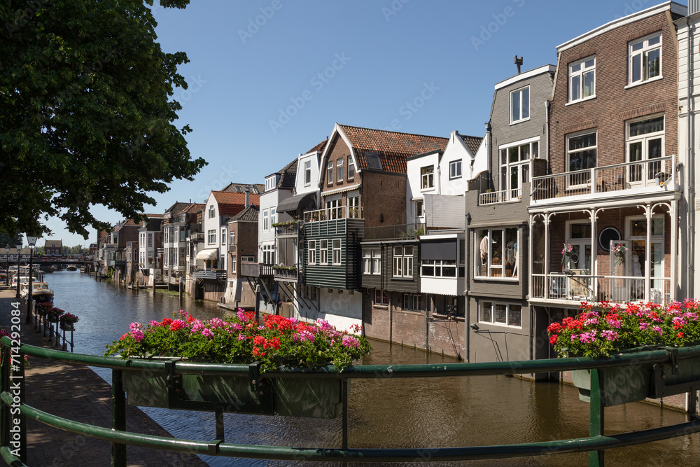Canal houses in het centrum van de historische stad Gorinchem. - obrazy, fototapety, plakaty 