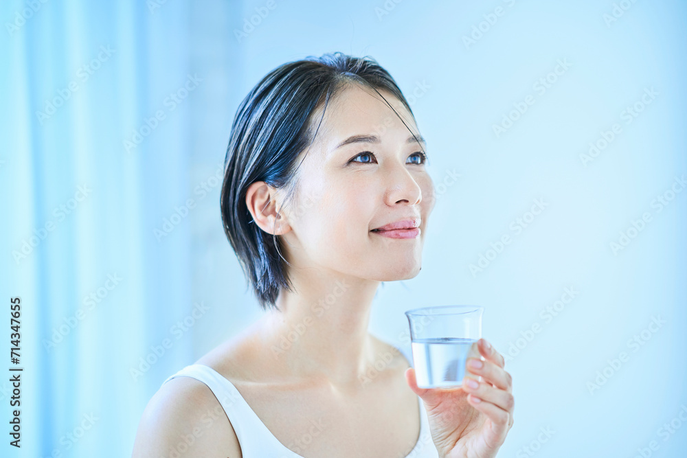 水を飲む女性 水を飲む女性