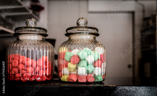 Pot de bonbon avec guimauve colorés sur un comptoir de cuisine