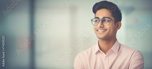 Slika na platnu Bellissimo uomo di 30 anni di origini indiane sorride in ufficio con camicia ele