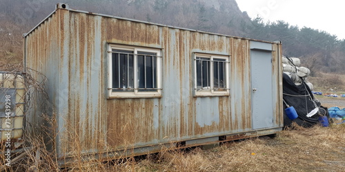 오랜 기간 방치된 '컨테이너 건물'. A ‘container building’ that has been abandoned for a long time. © 지훈 이