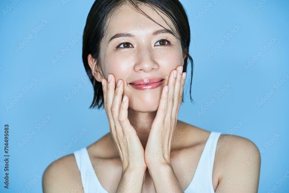 肌の状態を確かめる女性