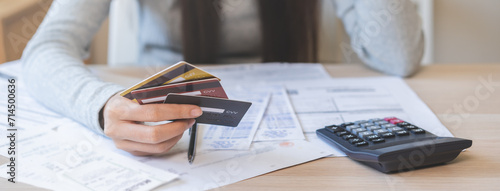 Foto Business financial concept, stressed asian young business woman hand holding credit card for calculate accounting expense of bill, tax for payment on due deadline, trying to find money to pay debt