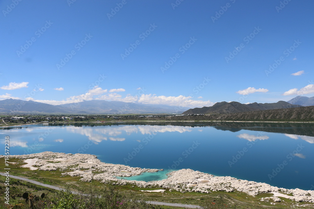 Laguna con reflejo del cielo