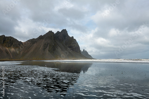 Canvas-taulu Stokksnes - Berg gespiegelt am Meer in Island