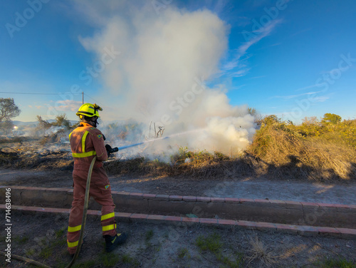 BOMBEROS REALIZANDO TRABAJOS DE EXTINCIÓN