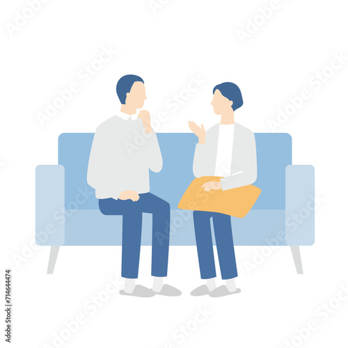 ソファで話し合うシニア夫婦