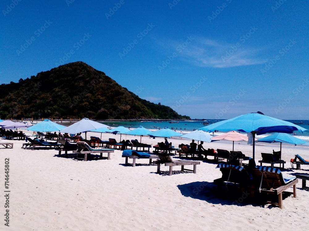 Obraz premium beach with umbrellas and chairs