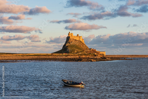 Foto Stunning dramatic landscape image of Lindisfarne, Holy Island in Northumberland