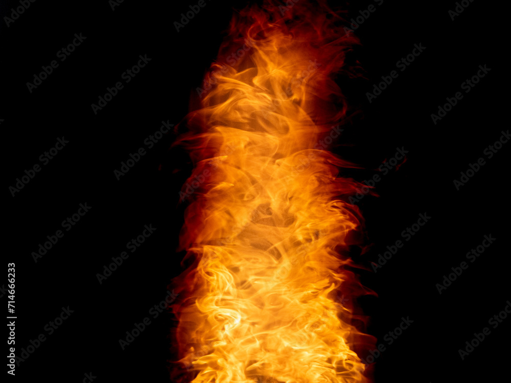 Fototapeta premium Llama de fuego de color anaranjado sobre un fondo negro