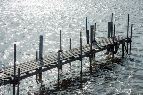 木製の桟橋とキラキラ光る水面