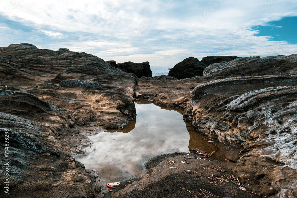 Fototapeta premium 城ヶ島の地層があらわれている海岸 神奈川県三浦市