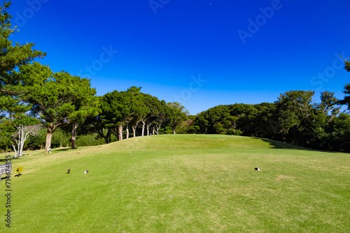 雄大な青空のゴルフ場・海を臨むロングコースのティーイングエリアのスタート地点の風景（神奈川県湯河原町）