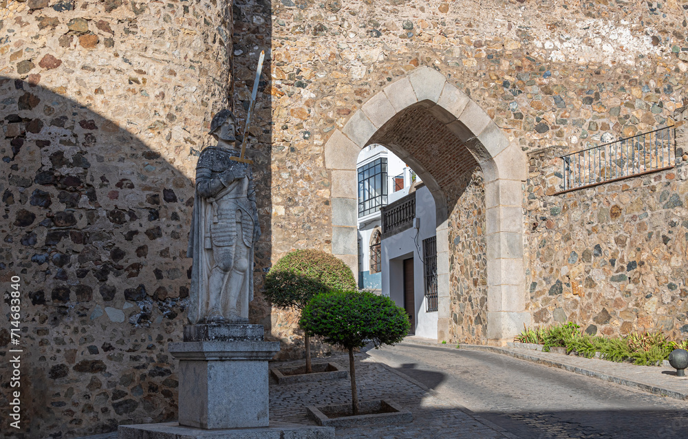 Estatua en piedra de caballero templario custodiando la puerta de Burgos del siglo XV en la villa de Jerez de los Caballeros, España