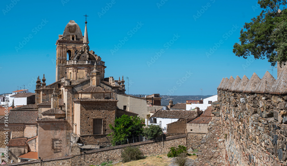 Vista de la iglesia a santa María de la Encarnación del siglo XVI desde las murallas almenadas del alcazar en la villa de  Jerez de los Caballeros, España