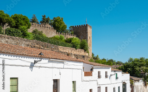 Torreón y muralla almenada del alcázar templario sobre las casas blancas de la villa de Jerez de los Caballeros, España