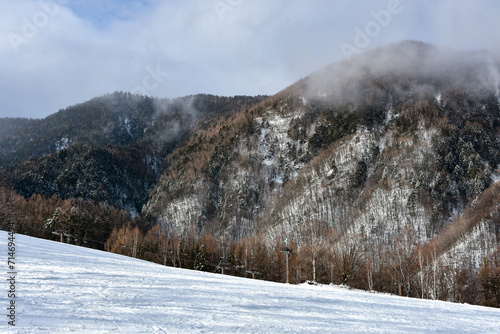 スキー場　雨上がりの雲に覆われる雪山 © FURISHO