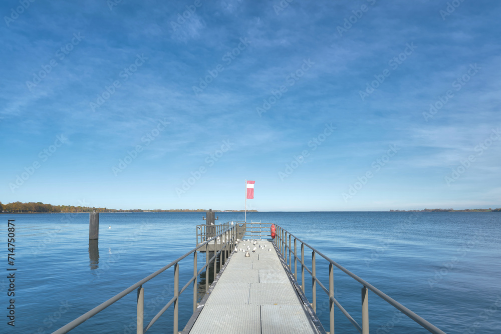 Bootsanlegestelle mit Blick auf das Wasser im Strelasund in Stralsund in Deutschland mit Textfreiraum