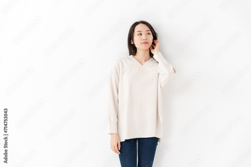カジュアルな服装の女性 カジュアルな服装の女性