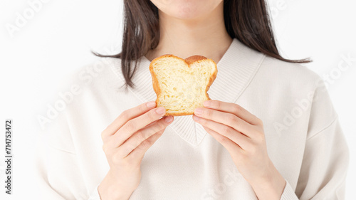 パンを食べる女性
