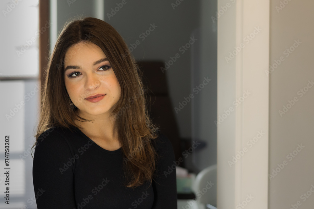 Portret delikatnej, ładnej, młodej dziewczyny w gabinecie kosmetycznym. Brunetka, makijaż. Portrait of a tender, pretty, young girl, brunette, makeup.
Portret delikatnej, ładnej, młodej dziewczyny w gabinecie kosmetycznym. Brunetka, makijaż. Portrait of a tender, pretty, young girl, brunette, makeup.