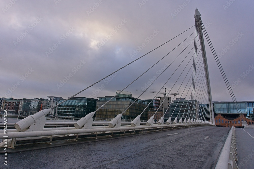 Obraz premium Samuel Beckett bridge over the river Liffey in Dublin, Ireland
