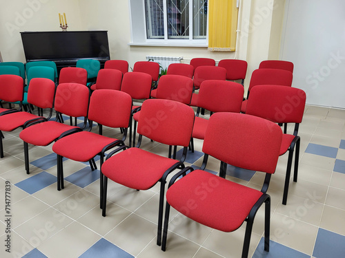 Colorful chairs stand in semicircular rows in the lecture hall © Sofya