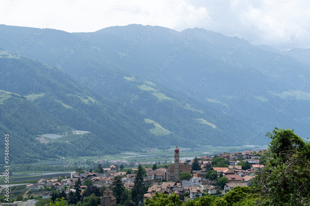 Fototapeta premium Dorf im Tal
