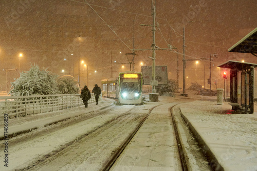 Obraz na płótnie People in traffic through snow in Bucharest, Romania 20 ianuary w salonie