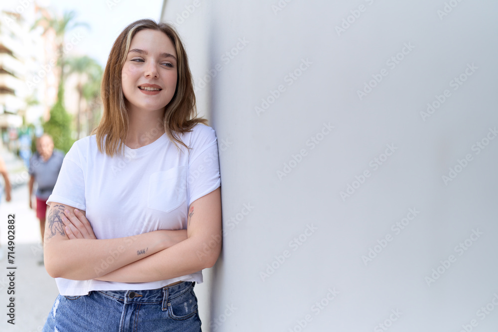 Obraz premium Young caucasian woman standing with arms crossed gesture at street