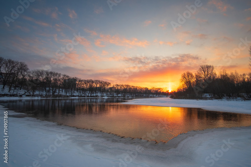 sunrise over the lake © Александр Арендарь