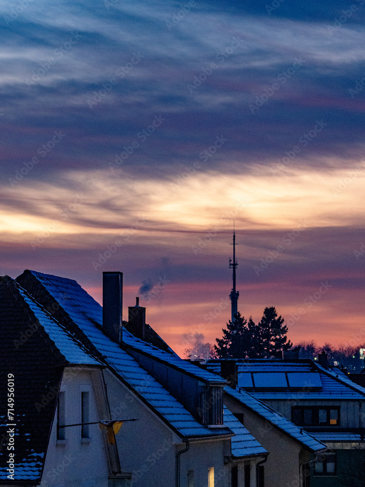 Fototapeta premium Häuser und Sendemast am Abend