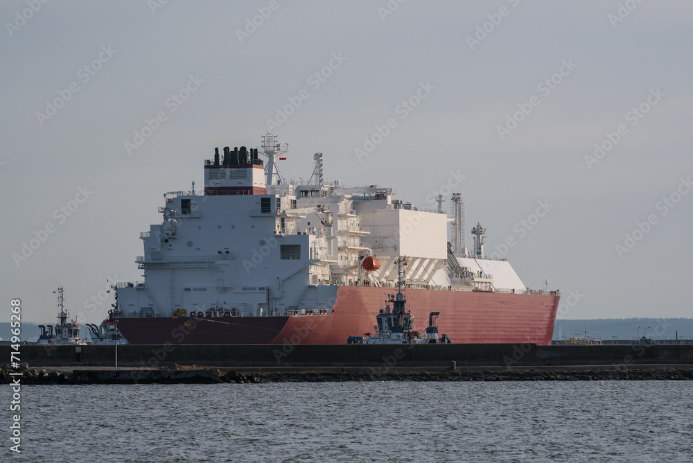 LNG TANKER - Ship with gas supply goes to the port LNG TANKER - Ship with gas supply goes to the port
