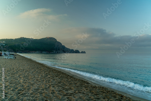 Plaża Kleopatry z morzem i skałami półwyspu Alanya o zwschodzie słońca - Antalya, Turcja