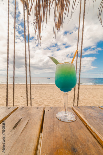 Fototapeta Naklejka Na Ścianę i Meble -  Cocktail sur la plage du Carbet à La Martinique, mer des Caraïbes, Antilles Françaises.	