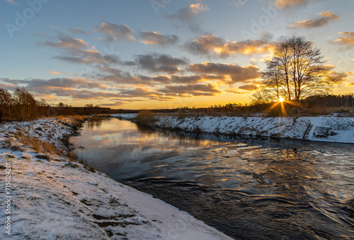 rzeka i zachód słońca w żimie © Marek