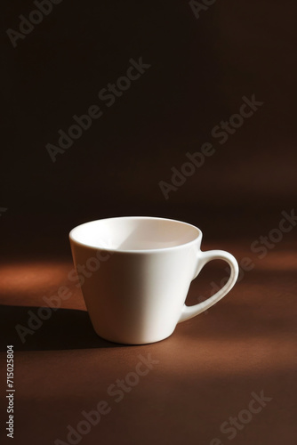 Einzelne Perfekte Kaffeetasse auf Mattem, Dunkelbraunem Hintergrund
