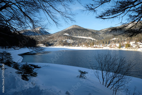 Walchensee in Bayern mit verschneiter Berglandschaft